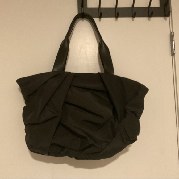 Dolce Vita “Tammy” tote - black origami exterior in Soft Nylon BNWOT - Picture 2 of 6